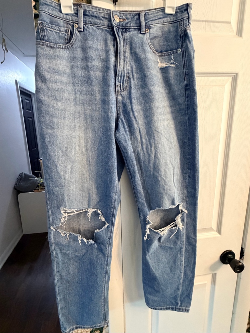 American Eagle Distressed Mom Jeans Light Wash Ripped Knee Straight Leg